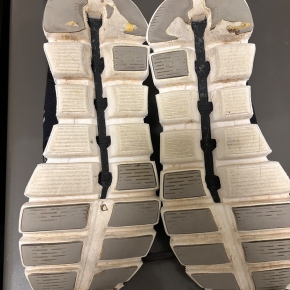 Women’s size 6.5 black on running sneakers - Picture 4 of 4